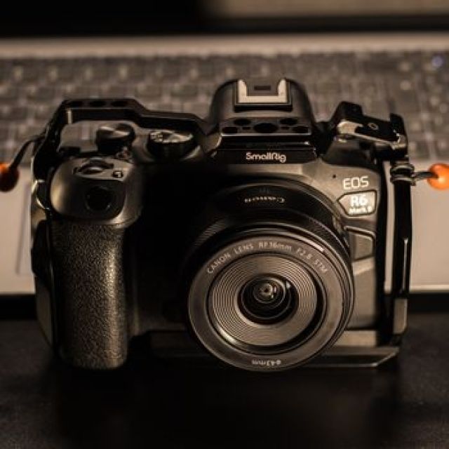 Canon EOS R100 Mirrorless Camera with 18-45mm Lens