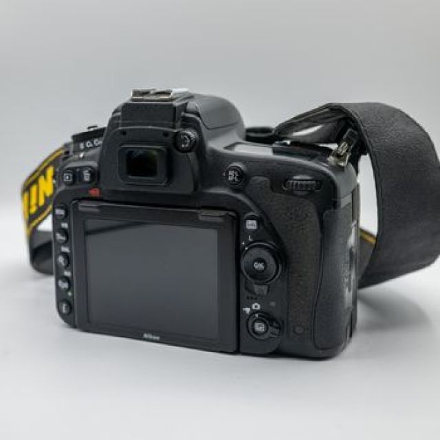 Nikon D7500 DSLR Camera with 18-140mm Lens
